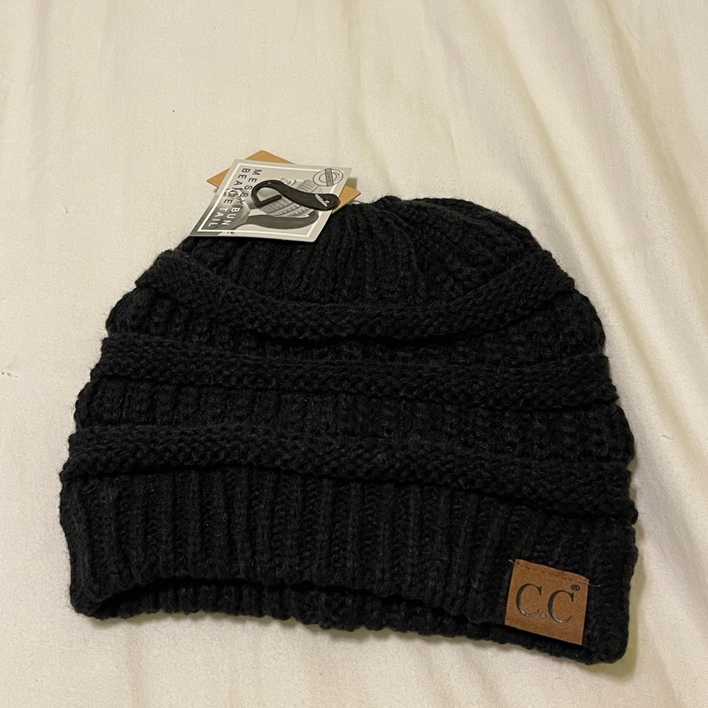 C.C beanie w/ ponytail hole - Black